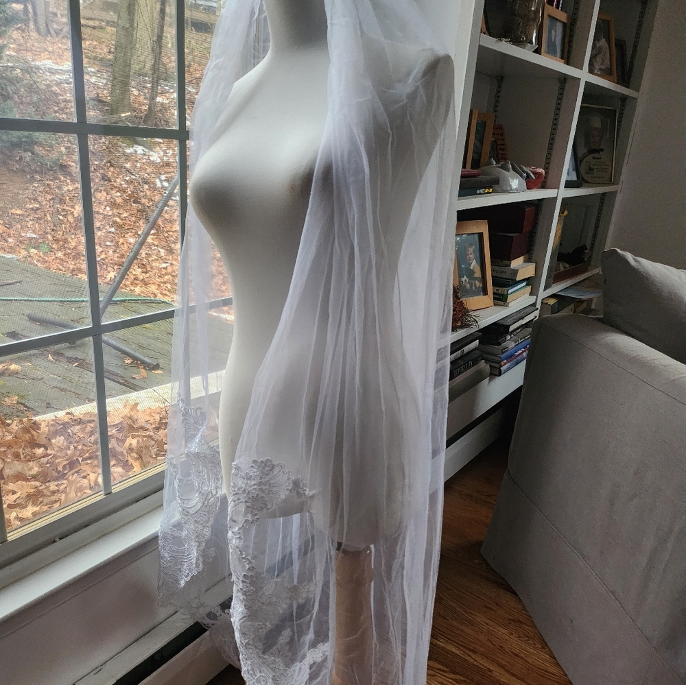 Elegant White Lace Bridal Veil